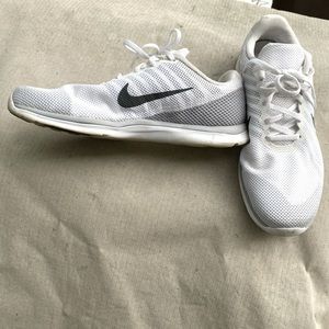 Used good condition women’s Nike size 9 shoes.